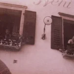 Signore alle finestre della pensione Neni