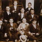 I coscritti, vestiti di tutto punto, festeggiano brindando con dei boccali di birra.