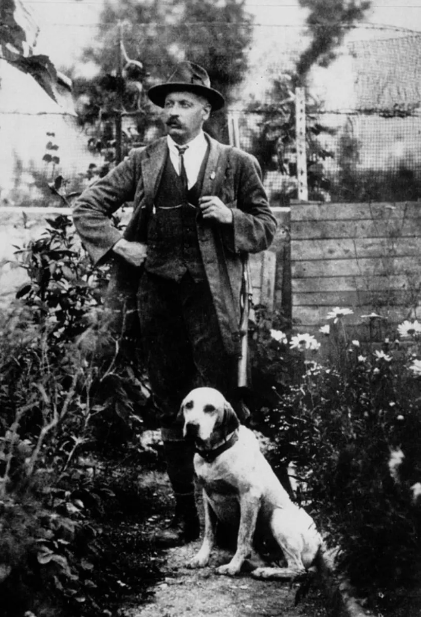 Un'immagine che raffigura un cacciatore, dal vestito possiamo dire che si tratta di una persona benestante, in questa foto è ritratto con il suo cane da caccia.