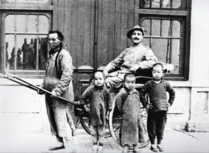 Angelo Vittorio Zeni sul risciò a Pechino, durante il periodo della prima guerra mondiale, nel lungo viaggio prima di ritornare a casa.